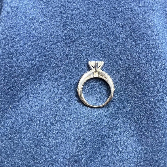 Kay Jewelers 1.5 carat Princess center stone. White Gold. Size 7. Kite setting - Picture 7 of 7